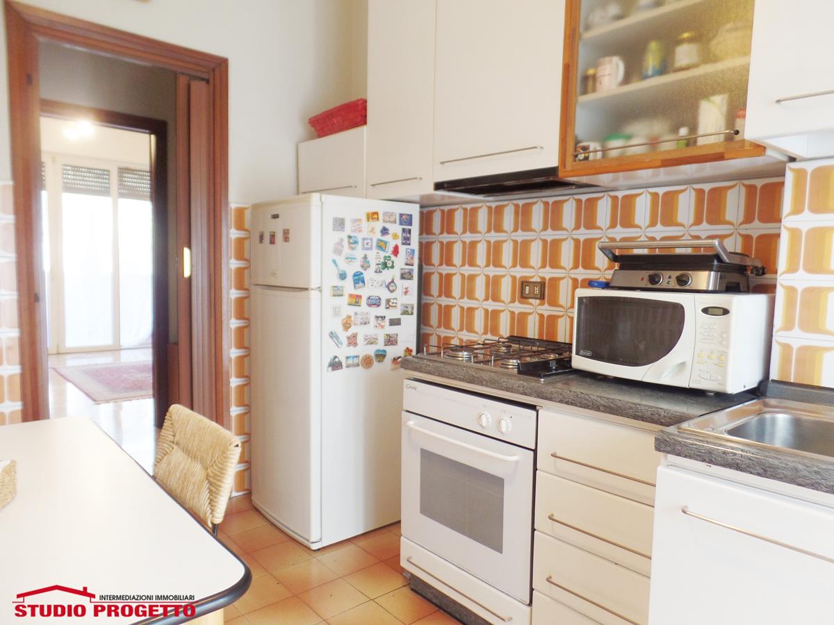 Appartamento trilocale e servizi con cantina e ampio box in vendita a Seregno (MB) 10